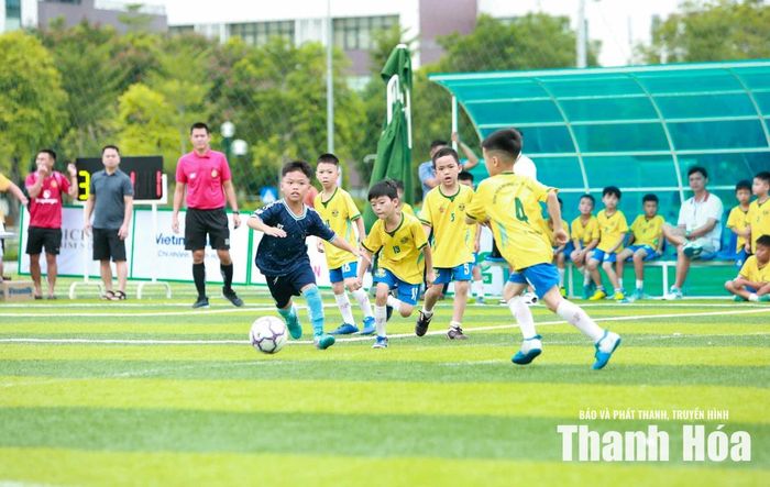 U8 Hà Trung (áo xanh) sở hữu nhiều cầu thủ có kỹ thuật cá nhân khéo léo.