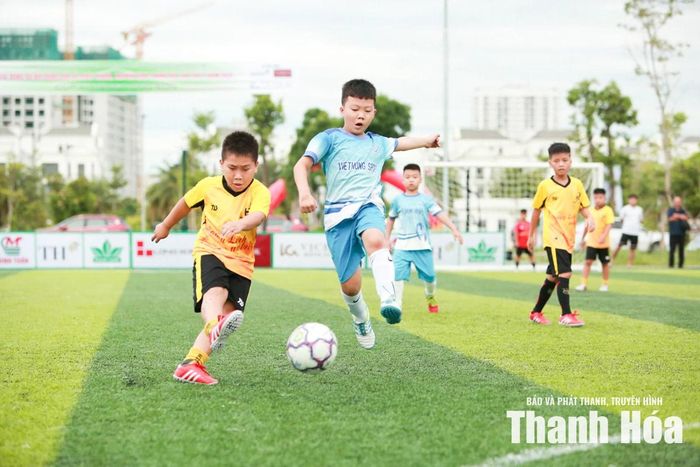 Thiệu Hóa (áo vàng) thể hiện lối chơi mạnh mẽ, kỹ thuật.
