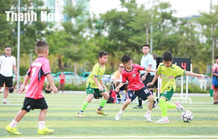 U8 Ngọc Lặc (áo đỏ) lấn lướt U8 Hạc Thành.
