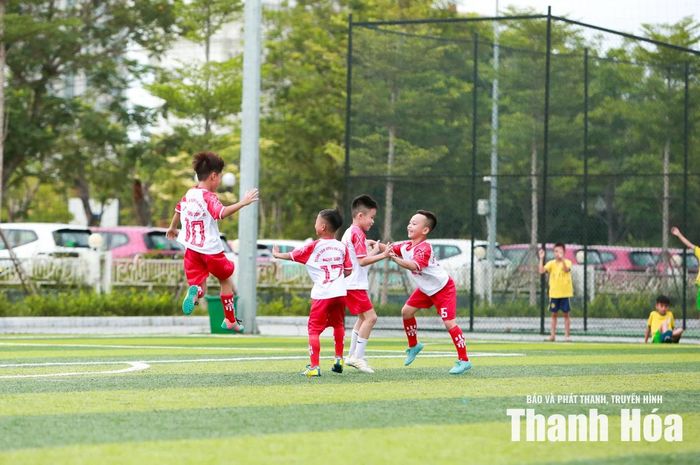 Các cầu thủ Nghi Sơn ăn mừng bàn thắng.