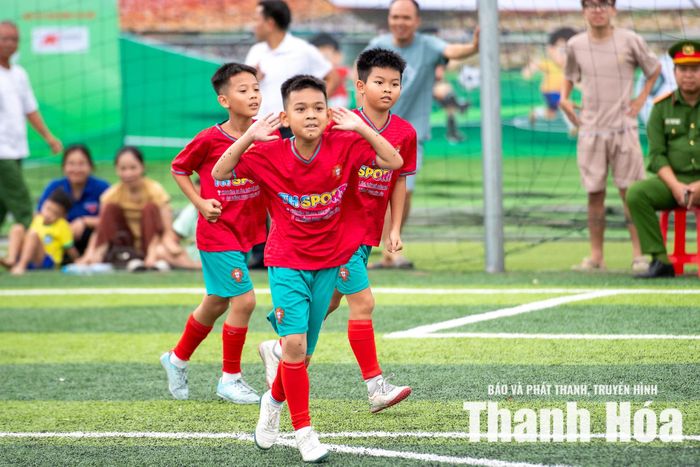 Chủ nhà U10 Hạc Thành (áo đỏ) sẽ có trận đấu then chốt với đối thủ cân tài cân sức U10 Hoằng Hóa.