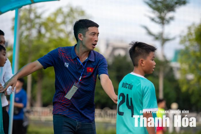 Thầy trò U10 Family Tâm Long Tây Đô gây bất ngờ với chiến thắng 3-1 trước Hà Trung ở lượt trận thứ 2.