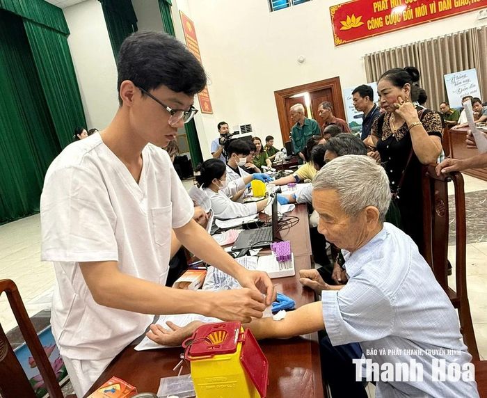 Lực lượng chức năng thực hiện lấy mẫu ADN đối với thân nhân liệt sĩ chưa xác định danh tính.