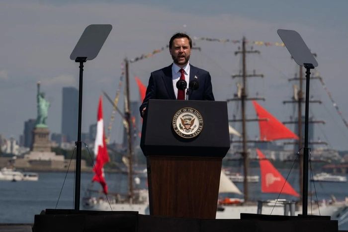 Phó Tổng thống Mỹ JD Vance phát biểu tại Lễ duyệt binh hải quân quốc tế trên tàu USS Kearsarge tại cảng New York trong các hoạt động kỷ niệm 250 năm thành lập Hoa Kỳ vào ngày 4 tháng 7 năm 2026. Ảnh: AFP.