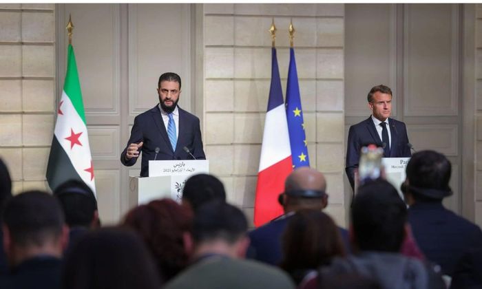 Tổng thống lâm thời Syria Ahmed al-Sharaa và người đồng cấp Pháp Emmanuel Macron tại một cuộc họp báo ở Paris - ngày 7 tháng 5 năm 2025 . Ảnh: Phủ Tổng thống Syria.