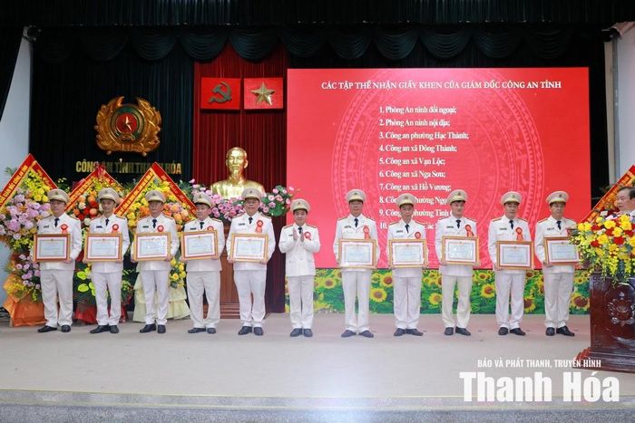 Phó Giám đốc Công an tỉnh Lê Ngọc Anh trao Giấy khen của Giám đốc Công an tỉnh cho 10 tập thể có thành tích xuất sắc trong đợt thi đua chào mừng kỷ niệm 80 năm Ngày truyền thống lực lượng An ninh nhân dân.