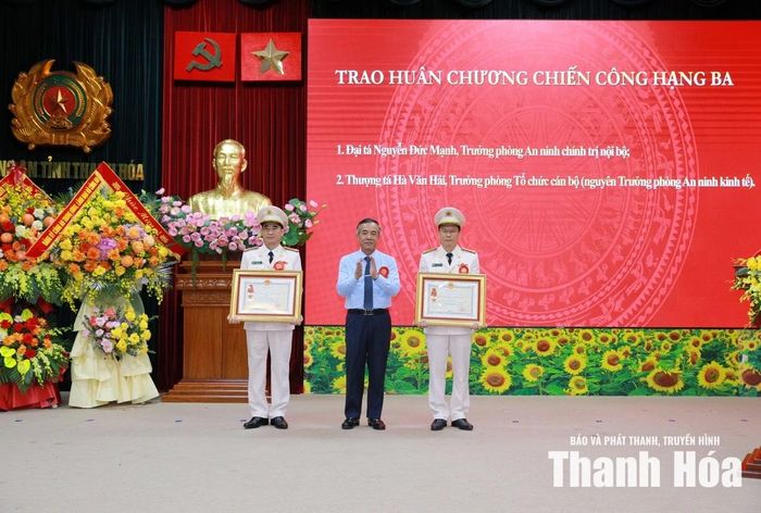 Bí thư Tỉnh ủy Lê Đức Thái trao Huân chương Chiến công hạng Ba cho 2 cá nhân đã lập chiến công xuất sắc trong chiến đấu, phục vụ chiến đấu, góp phần vào sự nghiệp xây dựng chủ nghĩa xã hội và bảo vệ Tổ quốc.