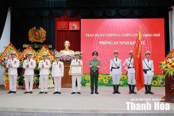 Thừa ủy quyền của Chủ tịch nước, Thượng tướng Lê Văn Tuyến, Thứ trưởng Bộ Công an trao Huân chương Chiến công hạng Nhì cho Phòng An ninh kinh tế, Công an tỉnh Thanh Hóa.