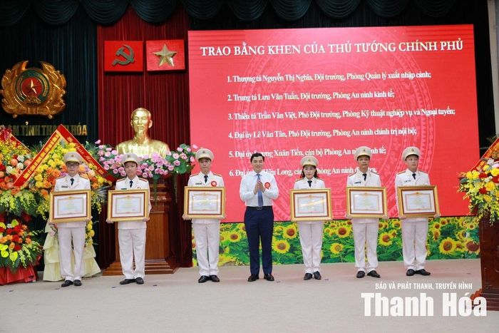 Chủ tịch UBND tỉnh Nguyễn Hoài Anh trao Bằng khen của Thủ tướng Chính phủ cho cho 6 cá nhân.