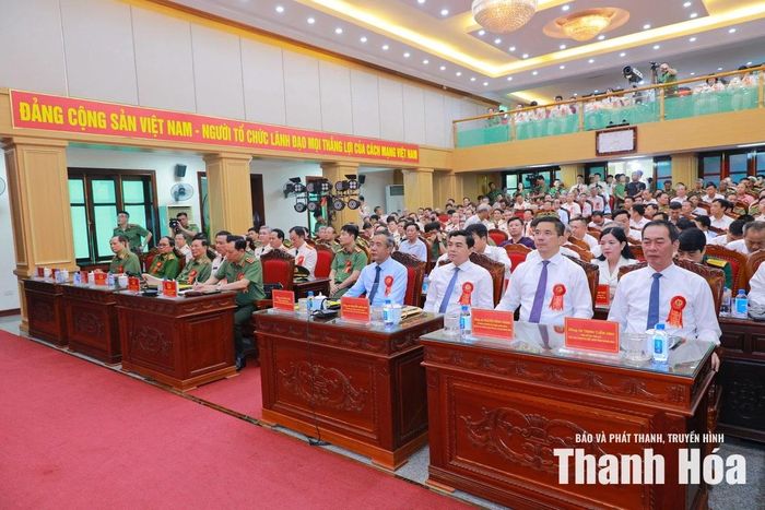 Các đồng chí lãnh đạo tỉnh và đại biểu dự lễ kỷ niệm.