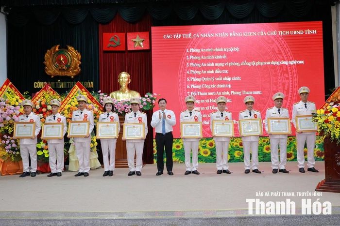 Phó Chủ tịch Thường trực UBND tỉnh Mai Xuân Liêm trao Bằng khen của Chủ tịch UBND tỉnh cho 11 tập thể, cá nhân.