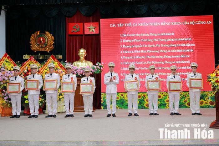 Thiếu tướng Tô Anh Dũng, Giám đốc Công an tỉnh trao Bằng khen của Bộ trưởng Bộ Công an cho 1 tập thể, 8 cá nhân.