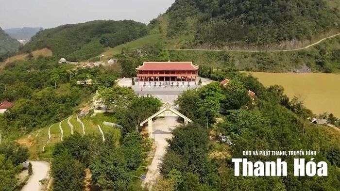 Không chỉ lưu giữ những giá trị văn hóa lâu đời, đền Chín Gian còn là điểm đến tâm linh nổi tiếng.