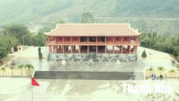 Đền Chín Gian được xây dựng theo lối nhà sàn đặc trưng của người Thái, với kết cấu chín gian trên nền cao, tạo thế vững chãi giữa núi rừng.