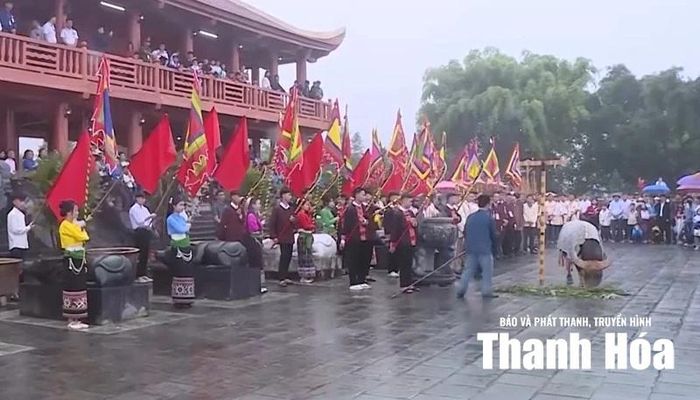 Lễ hội dâng trâu tế trời đền Chín Gian là sinh hoạt tín ngưỡng dân gian đặc sắc của đồng bào Thái.