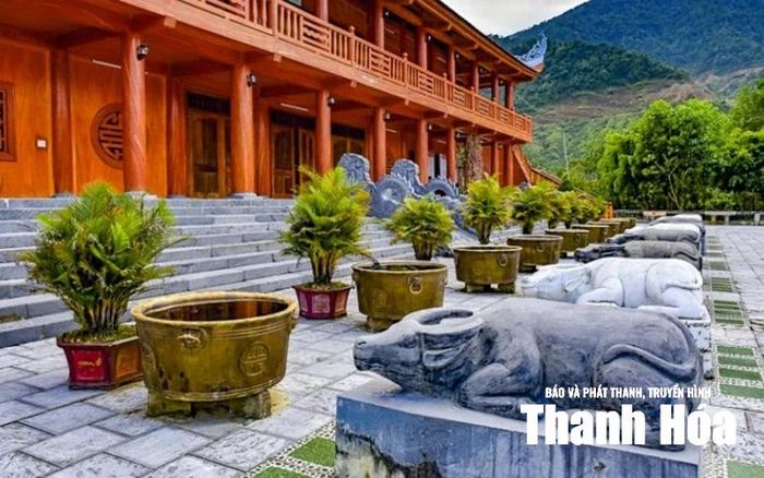 Điểm nhấn độc đáo trong quần thể là cụm chín con trâu đá quỳ gối trước sân đền, gồm sáu trâu đen và ba trâu bạc, đồng loạt hướng về chính điện trong dáng vẻ trang nghiêm.