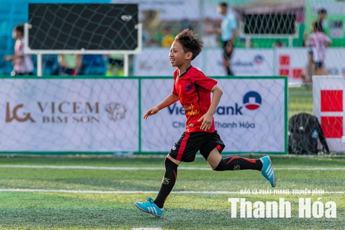 U10 Thiệu Hóa càng chơi càng hay tại giải đấu năm nay.