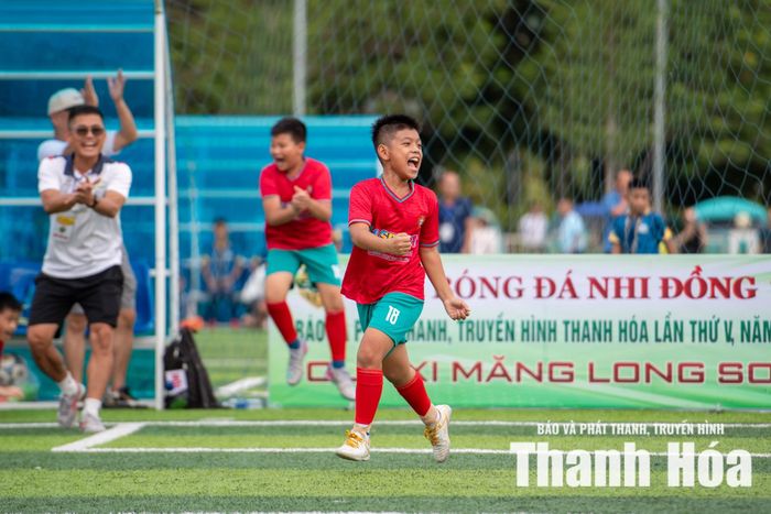 Trần Hữu Minh (số 18) và các đồng đội U10 Hạc Thành có chiến thắng bùng nổ.