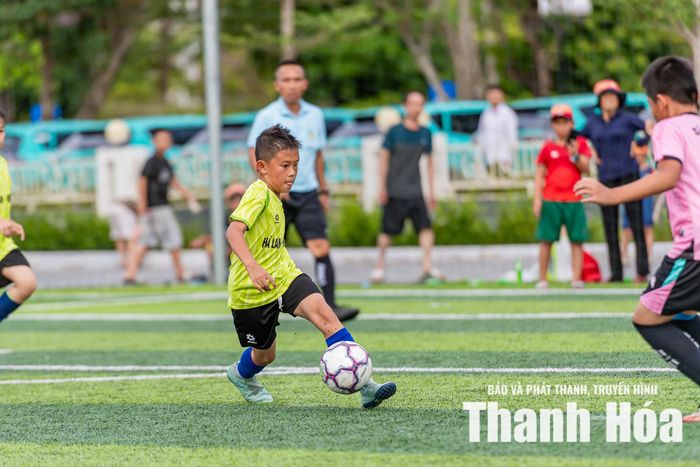 U10 Trung tâm Anh Năng (áo xanh) lần đầu tiên trong lịch sử vượt qua vòng bảng.
