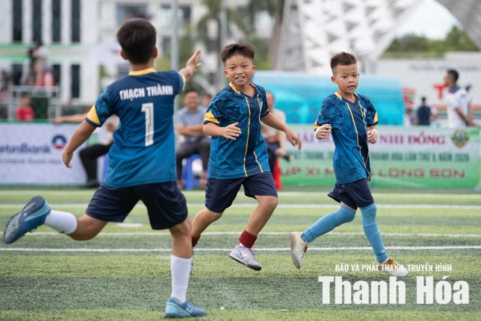 Tào Khánh Toàn (giữa) và các đồng đội U10 Thạch Thành chiến thắng thuyết phục để giành vé vào chơi ở tứ kết.