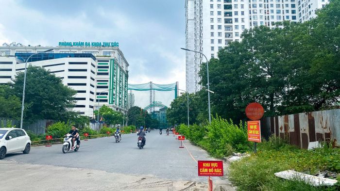 Mặt tiền đường Đại Kim của khu đất dự án hiện đang được quây tôn.