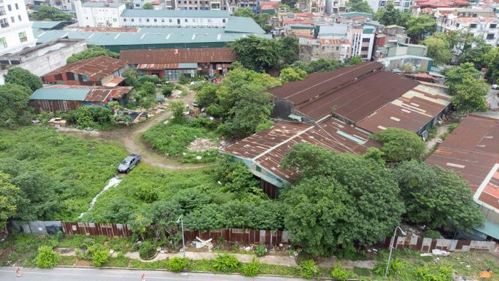 Theo ghi nhận, hiện trạng trên khu đất chủ yếu là các công trình tạm, phần mặt tiền phía tây đang được tận dụng để cho thuê.