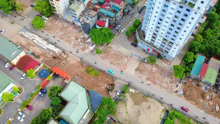Lý do điều chỉnh là do gặp khó khăn, vướng mắc trong công tác GPMB dẫn đến dự án không đảm bảo tiến độ. Trong ảnh: Thời gian gần đây, đoạn tuyến từ Vành đai 2,5 đến Vành đai 3 đang tăng tốc GPMB.