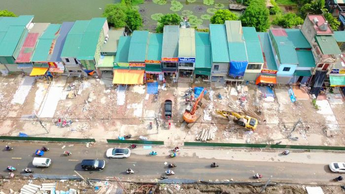 Công trình có chiều dài khoảng 3,4km, điểm đầu tại nút giao Tam Trinh, điểm cuối tại nút giao đê Nguyễn Khoái. Trong ảnh, nhiều nhà dân thuộc phường Hoàng Mai đã di dời, bàn giao để phá dỡ.