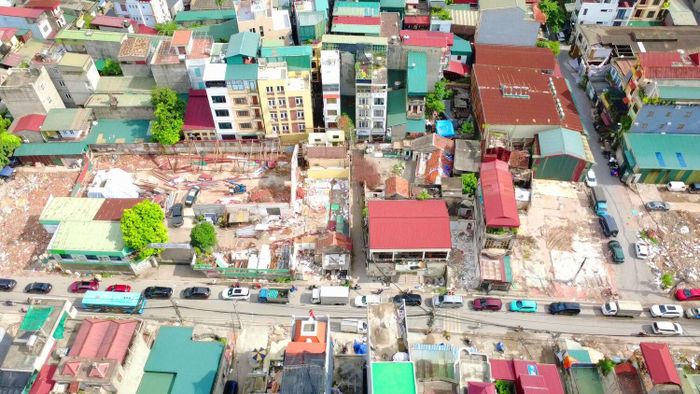Theo quy hoạch, đường Lĩnh Nam sẽ được mở rộng trên cơ sở đường hiện có, với 2 đoạn có mặt cắt ngang lần lượt là 22,5m và 40m (đáp ứng 4-6 làn xe). Trong ảnh: Đoạn tuyến từ Vành đai 2,5 đến Vành đai 3 được mở rộng lên 40 m.