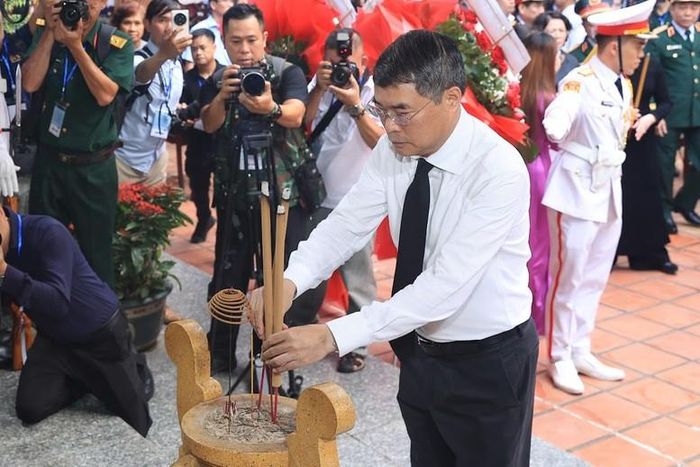 Thủ tướng Lê Minh Hưng dâng hương tại Bia tưởng niệm các Anh hùng liệt sĩ tại Công viên Lê Thị Riêng - Ảnh: VGP