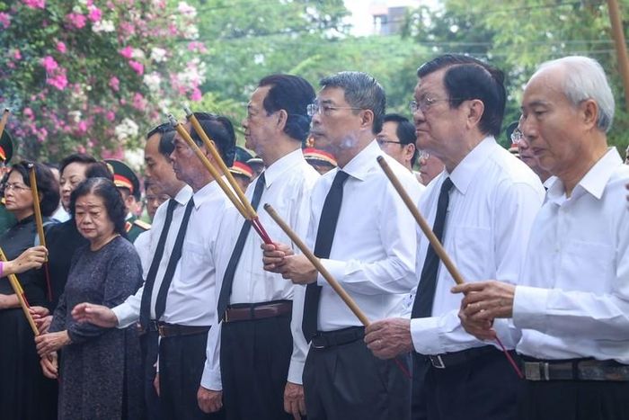 Thủ tướng Chính phủ Lê Minh Hưng và các đại biểu dâng hương tại tượng đài Cố Tổng Bí thư Trần Phú và Bia tưởng niệm các Anh hùng liệt sĩ tại Công viên Lê Thị Riêng - Ảnh: VGP