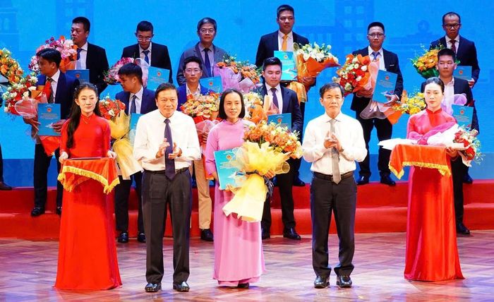 Lãnh đạo tỉnh Quảng Trị trao Quyết định chấp thuận chủ trương đầu tư, Giấy chứng nhận đăng ký đầu tư và chấp thuận nghiên cứu dự án đầu tư cho các nhà đầu tư