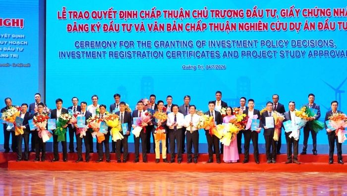 Lãnh đạo tỉnh Quảng Trị trao Quyết định chấp thuận chủ trương đầu tư, Giấy chứng nhận đăng ký đầu tư và chấp thuận nghiên cứu dự án đầu tư cho các nhà đầu tư