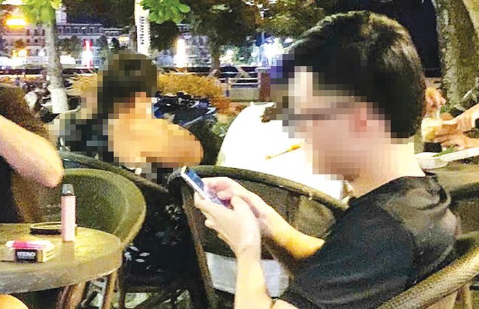Hút thuốc trở thành một thói quen khó từ bỏ của nhiều người trẻ. Ảnh: DANH THÀNH