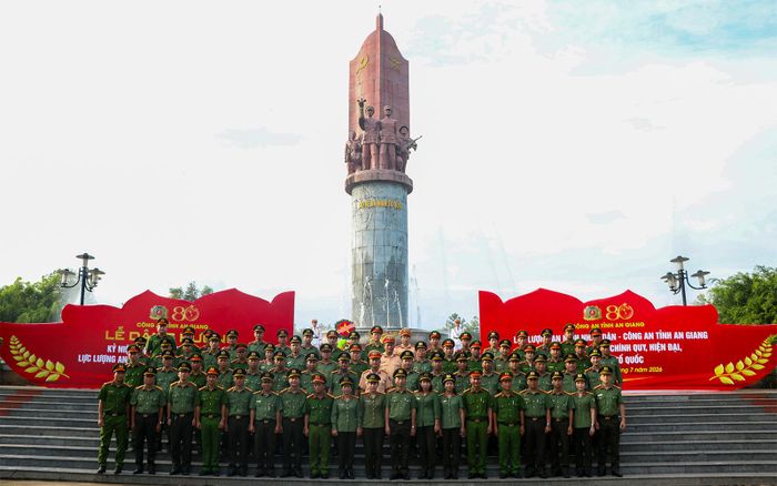 Cán bộ chiến sĩ Công an tỉnh An Giang tại Đài tưởng niệm các Anh hùng liệt sĩ