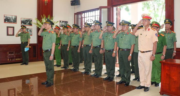 Cán bộ chiến sĩ Công an tỉnh An Giang dâng hương, dâng hoa tại Nhà tưởng niệm Chủ tịch Hồ Chí Minh.