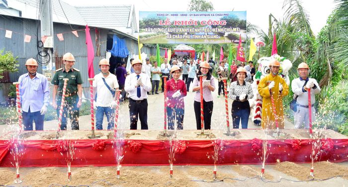 Đại biểu thực hiện nghi thức khởi công xây dựng cầu.