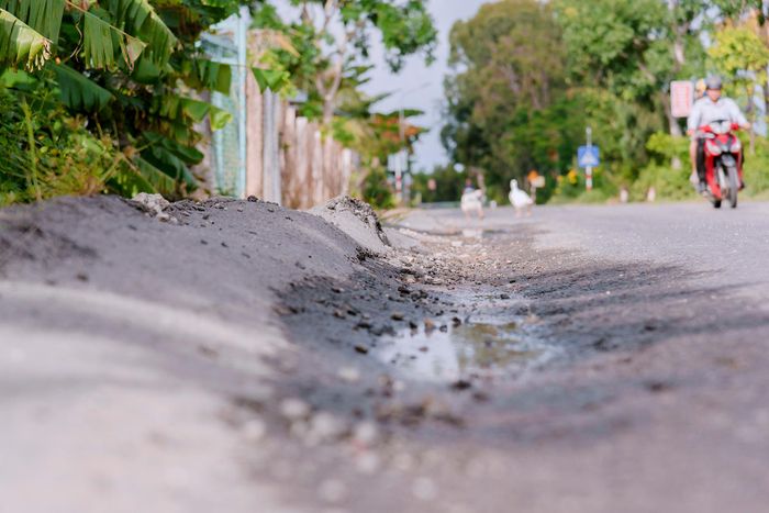 Một vị trí trồi, lún, nứt vỡ, đoạn gần trường Tiểu học Phú Lợi.