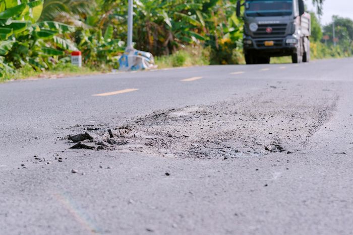 Mặt đường Quốc lộ N1 nếu không sớm sửa chữa sẽ nguy hiểm cho người và phương tiện tham gia giao thông, nhất là trời mưa và buổi tối. 