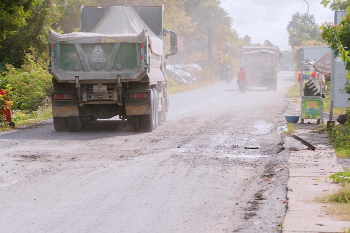 Đoạn Quốc lộ N1 qua ấp Giồng Kè xuất hiện nhiều bụi.