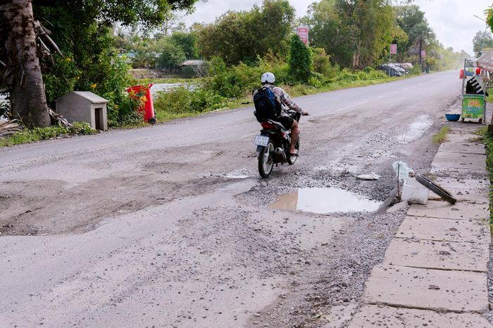 Phương tiện tham gia giao thông phải né "ổ gà" để di chuyển.