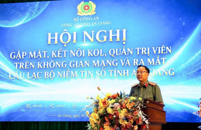 Đại tá Huỳnh Thanh Lâm, Phó Giám đốc Công an tỉnh An Giang phát biểu tại hội nghị.