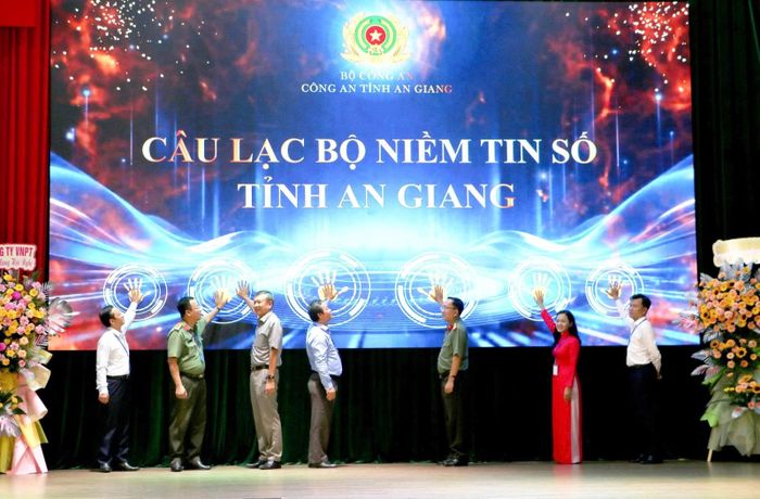 Các đại biểu thực hiện nghi thức ra mắt Câu lạc bộ “Niềm tin số tỉnh An Giang”.