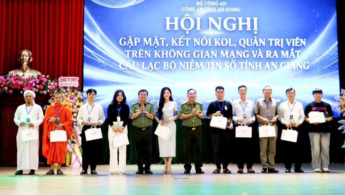 Trao quà cho các KOL, quản trị viên tại hội nghị.