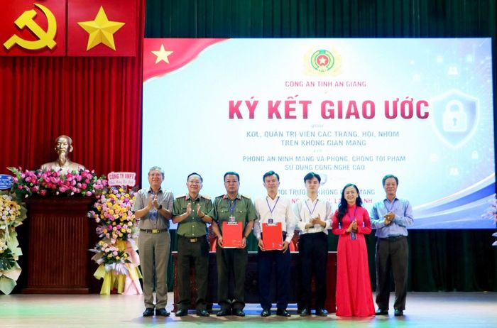 Đại diện KOL, quản trị viên ký kết giao ước với Phòng An ninh mạng và phòng, chống tội phạm sử dụng công nghệ cao Công an tỉnh cam kết tham gia phong trào bảo vệ an ninh Tổ quốc trên không gian mạng.