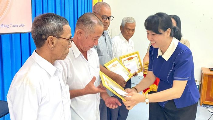 Phó Giám đốc Sở Dân tộc và Tôn giáo tỉnh An Giang Nguyễn Thị Phương Linh trao giấy khen cho người có uy tín.