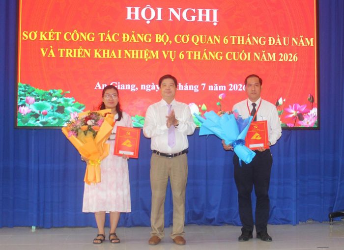 Trao quyết định bổ nhiệm kế toán trưởng và điều chuyển 2 viên chức giảng viên.