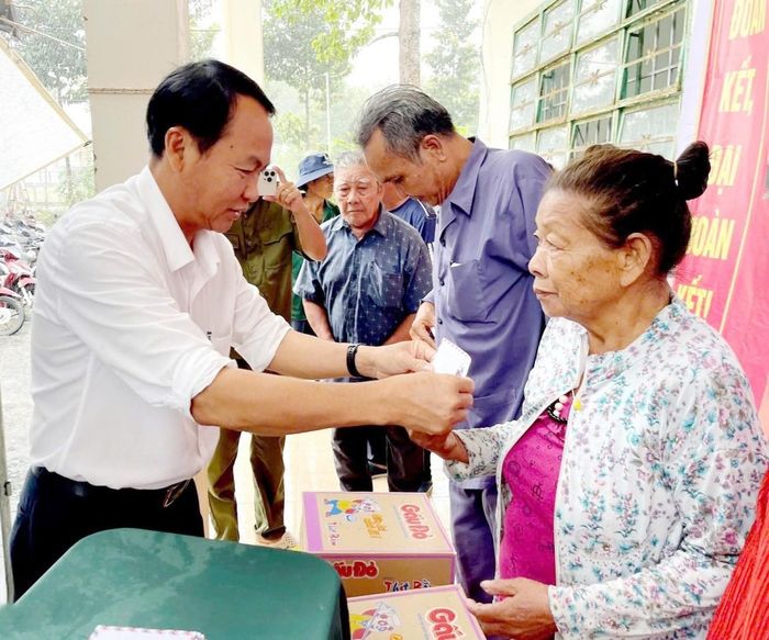 Phó Bí thư Thường trực Đảng ủy xã Mỹ Thuận Trần Xuân Nội trao quà cho hộ khó khăn trên địa bàn xã.