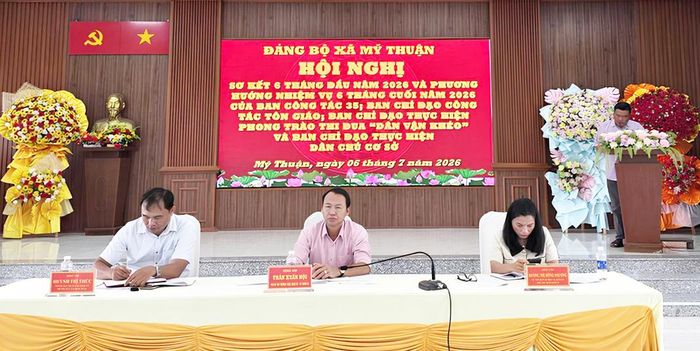 Chủ trì hội nghị.