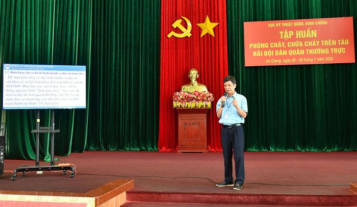 Giảng viên Trường Cao đẳng Bách nghệ Hải Phòng tập huấn nội dung lý thuyết cho cán bộ, chiến sĩ Hải đội Dân quân thường trực.